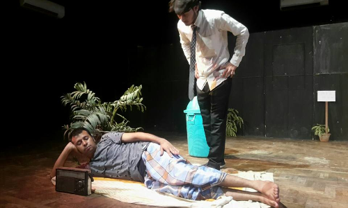 जिंदगी एक गुच्छा में बेरोजगारों की विवशता का छलका दर्द जिंदगी एक गुच्छा में बेरोजगारों की विवशता का छलका दर्द