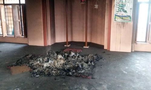 मस्जिद में कुरान शरीफ जलाने के बाद बना तनाव, चक्का जाम