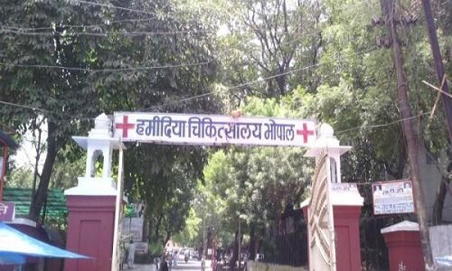 अस्पताल में मिली 40 साल पुरानी दवाएं, मरीजों को दवाएं बांटने में कोताही अस्पताल में मिली 40 साल पुरानी दवाएं, मरीजों को दवाएं बांटने में कोताही