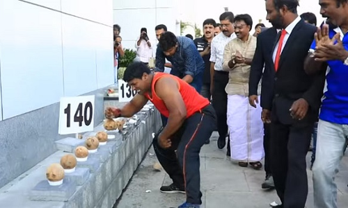 इस शख्स ने सिर्फ 60 सेकेंड में तोड़ डाले 122 नारियल, देखें ये हैरान करने वाला वीडियो