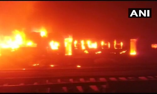 पटना मोकामा पैसेंजर ट्रेन में लगी आग, चार बोगी जलकर ख़ाक