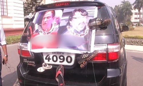 पद्मावती के विरोध में बीजेपी विधायक सारी मर्यादा भूले, पूर्व मंत्री व MLA  आज़म की तस्वीर पर सरेआम लटकाए जूते