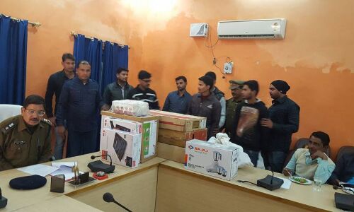 बैंक खातों से आनलाईन धोखाधडी करनें वाले 2 साइबर अपराधियों को जौनपुर पुलिस ने किया गिरफ्तार