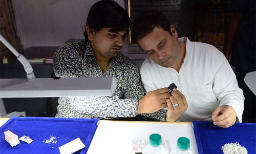 राहुल पहुंचे सूरत, व्यापारियों ने लिया हाथों हाथ