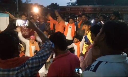 बिजनौर के मण्डावर थाने पर हिन्दू संगठनों का धरना, पुलिस ने युवक को हत्या की जाँच के सिलसिले में उठाया था बिजनौर के मण्डावर थाने पर हिन्दू संगठनों का धरना, पुलिस ने युवक को हत्या की जाँच के सिलसिले में उठाया था