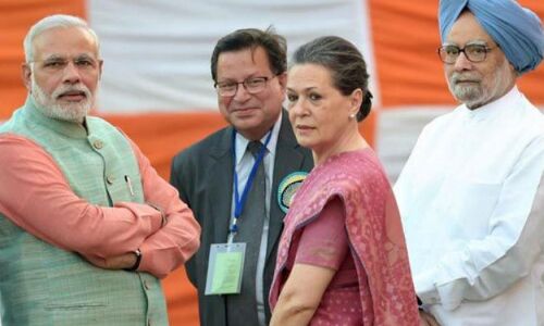 कमजोर हाथों से यह सत्ता हर बार संकीर्ण मनोवृतियों तथा दिशाहीनता के दलदल में फिसलती चली जाती है!