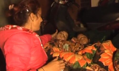 पत्नी और 3 मासूम बच्चों को घर से निकाला, पुलिस ने महिला को हडकाया