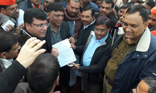 सपा ने सदर तहसील पर धरना देकर योगी सरकार पर लगाई किसानों की अनदेखी की तोहमत सपा ने सदर तहसील पर धरना देकर योगी सरकार पर लगाई किसानों की अनदेखी की तोहमत