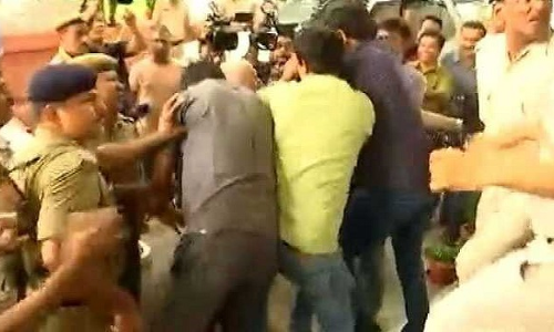 बड़ी खबर: तेजस्‍वी यादव के सुरक्षाकर्मियों ने मीडियाकर्मियों से की मारपीट, देखें वीडियो