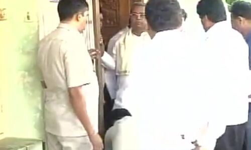 युवक से जूते के फीते बंधवाते CM सिद्धरमैया का विडियो हुआ वायरल युवक से जूते के फीते बंधवाते CM सिद्धरमैया का विडियो हुआ वायरल