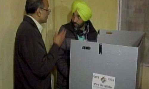 AAP के भगवंत सिंह मान ने मोहाली में अपना वोट डाला AAP के भगवंत सिंह मान ने मोहाली में अपना वोट डाला