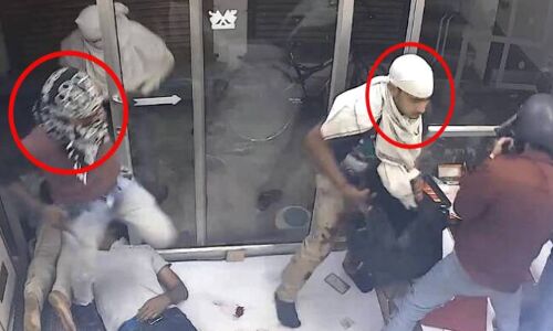 मथुरा पुलिस को बड़ी सफलता, ज्वैलर्स हत्याकांड के मुख्य आरोपी समेत पांच गिरफ्तार मथुरा पुलिस को बड़ी सफलता, ज्वैलर्स हत्याकांड के मुख्य आरोपी समेत पांच गिरफ्तार