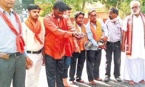 योगीराज में नमाज पढने से अपवित्र हुई कलक्ट्रेट, फिर क्या धो दी गंगाजल से! योगीराज में नमाज पढने से अपवित्र हुई कलक्ट्रेट, फिर क्या धो दी गंगाजल से!