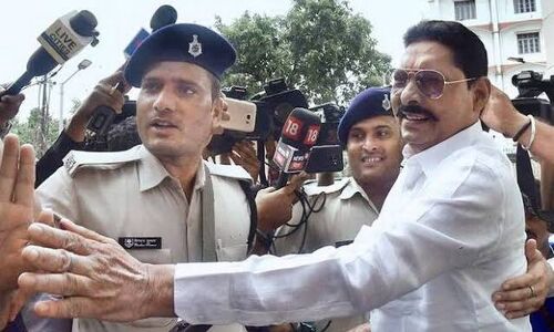बिहार पुलिस देखती रह गई और अनंत सिंह ने दिल्ली के साकेत कोर्ट में कर दिया सरेंडर बिहार पुलिस देखती रह गई और अनंत सिंह ने दिल्ली के साकेत कोर्ट में कर दिया सरेंडर