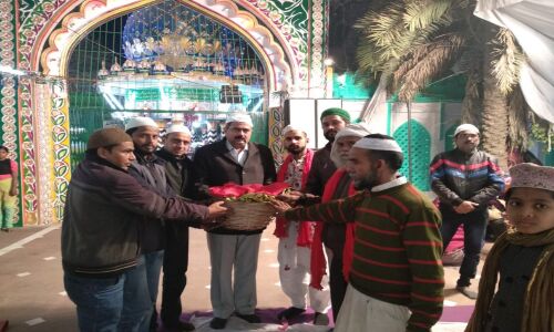 अकीदत मंदो ने चादर पोशी कर कर मांगी दुआएं