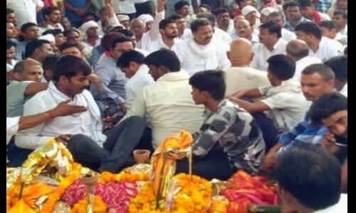 गाजीपुर में जिला पंचायत सदस्य का शव सड़क पर रखकर धरने पर बैठे बसपा सांसद और विधायक गाजीपुर में जिला पंचायत सदस्य का शव सड़क पर रखकर धरने पर बैठे बसपा सांसद और विधायक