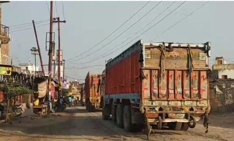 सरकार के आदेशों की उड़ाकर धज्जियां, धड़ल्ले से चल रही ओवरलोड गाड़ियां