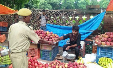 भत्ता न मिलने से परेशान होमगार्ड के जवानों ने कटोरा लेकर भीख मांगते हुए किया विरोध प्रदर्शन भत्ता न मिलने से परेशान होमगार्ड के जवानों ने कटोरा लेकर भीख मांगते हुए किया विरोध प्रदर्शन