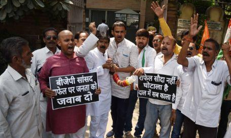 राफेल मुद्दे पर प्रधानमंत्री मोदी की चुप्पी पर कांग्रेसियो ने भाजपा सांसद के आवास पर फेकीं चूड़ियाँ राफेल मुद्दे पर प्रधानमंत्री मोदी की चुप्पी पर कांग्रेसियो ने भाजपा सांसद के आवास पर फेकीं चूड़ियाँ