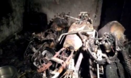 नोएडा में घर में लगी आग, 4 मंजिला मकान जलकर हुआ स्वाहा नोएडा में घर में लगी आग, 4 मंजिला मकान जलकर हुआ स्वाहा