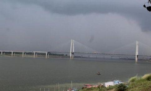 गंगा यमुना के जलस्तर में वृद्धि जारी,बक्शी बांध के स्लूज गेट को किया गया बंद गंगा यमुना के जलस्तर में वृद्धि जारी,बक्शी बांध के स्लूज गेट को किया गया बंद