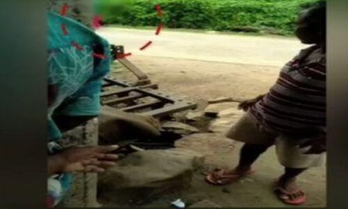 लड़की को सबके सामने घसीटा, तमाशबीन आंखें फाड़े चुपचाप देखते रहे, वीडियो देखकर हैरान रह जायेंगे! लड़की को सबके सामने घसीटा, तमाशबीन आंखें फाड़े चुपचाप देखते रहे, वीडियो देखकर हैरान रह जायेंगे!