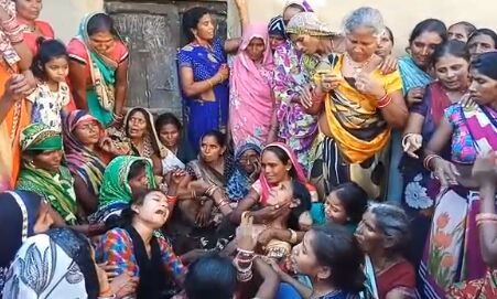 घर के अंदर घुसकर युवक की दिनदहाड़े धारदार हथियार से हत्या