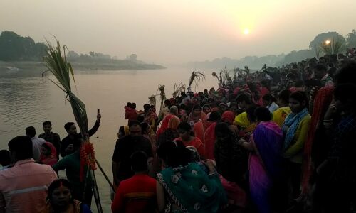 सुल्तानपुर: सुबह उगते सूर्य को अर्घ्य के साथ छठ महापर्व का समापन