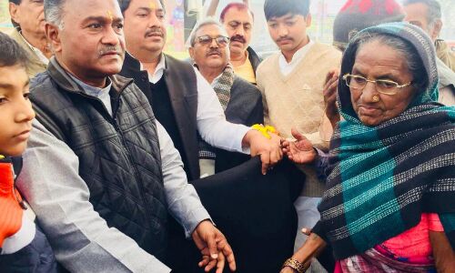 34 वीं पुण्यतिथि पर पूर्व केंद्रीय मंत्री धर्मवीर भारती को किया याद, कंबल का किया गया वितरण 34 वीं पुण्यतिथि पर पूर्व केंद्रीय मंत्री धर्मवीर भारती को किया याद, कंबल का किया गया वितरण