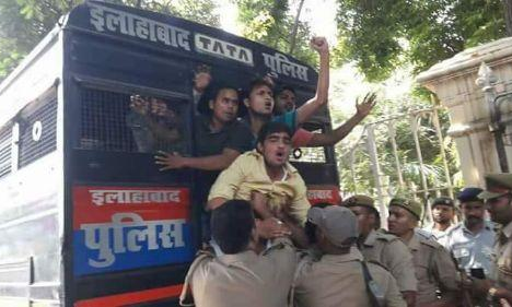 कुलपति के खिलाफ प्रदर्शन कर रहे इलाहाबाद विश्वविद्यालय छात्रसंघ अध्यक्ष गिरफ्तार कुलपति के खिलाफ प्रदर्शन कर रहे इलाहाबाद विश्वविद्यालय छात्रसंघ अध्यक्ष गिरफ्तार