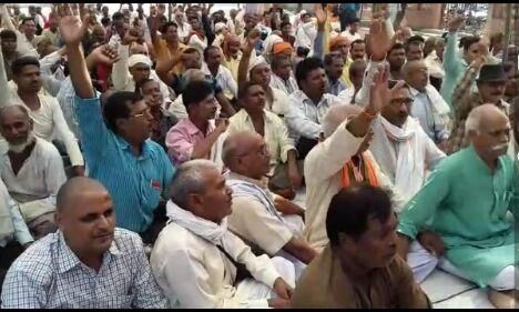 मुआबजा वापसी को लेकर किसानों में आक्रोश बैठे धरने पर,किया जोरदार प्रदर्शन मुआबजा वापसी को लेकर किसानों में आक्रोश बैठे धरने पर,किया जोरदार प्रदर्शन