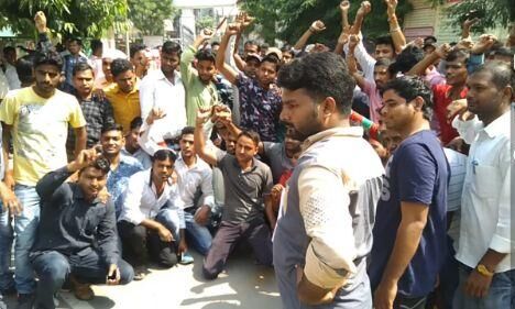 बीटीसी पेपर लीक पर सुल्तानपुर में छात्रों ने काटा हंगामा बीटीसी पेपर लीक पर सुल्तानपुर में छात्रों ने काटा हंगामा