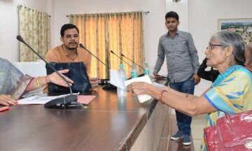 महिलाओं द्वारा अपने उत्पीड़न की शिकायत पर किसी प्रकार की शिथिलता या लापरवाही न किया जाय - सदस्य उत्तर प्रदेश महिला आयोग महिलाओं द्वारा अपने उत्पीड़न की शिकायत पर किसी प्रकार की शिथिलता या लापरवाही न किया जाय - सदस्य उत्तर प्रदेश महिला आयोग