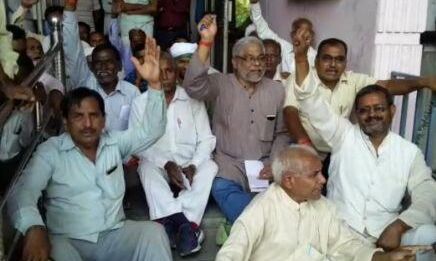 किसान दिवस में अधिकारियों के गैर मौजूदगी एवं गैर जिम्मेदार रवैये से नाराज किसानों ने किया बहिष्कार