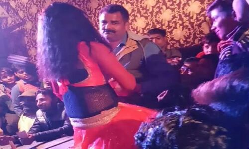 दारू पी मदमस्त होकर लगाए सिपाही व नेताओं ने ठुमके,वीडियो वायरल दारू पी मदमस्त होकर लगाए सिपाही व नेताओं ने ठुमके,वीडियो वायरल