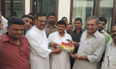 चाचा का भतीजा को बड़ा झटका, मुलायम के करीबी नेता शिवपाल के मोर्चा में शामिल