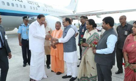 इलाहाबाद पहुंचे उपराष्ट्रपति एम. वेंकैया नायडू, राज्यपाल ओर सीएम समेत कई मंत्रियों ने की अगवानी