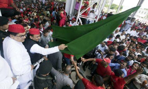 प्रधानमंत्री जी दुनिया के तमाम देश घूम कर आ गए हैं, वे बताएं कि भारत में ही किसान आत्महत्या क्यों करते हैं? - अखिलेश यादव