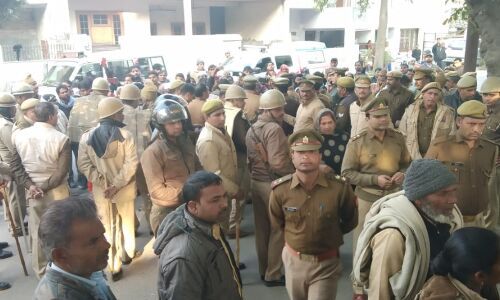 गुस्सा में आये परिजनों की सुनी एसएसपी ने बात, मारपीट का मामला हत्या में कराया तरमीम गुस्सा में आये परिजनों की सुनी एसएसपी ने बात, मारपीट का मामला हत्या में कराया तरमीम