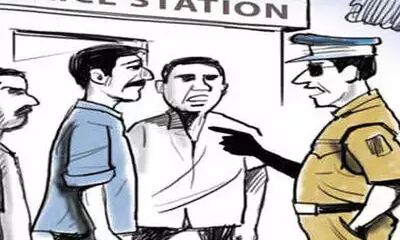 खरी खरी - सर पर दरोगा का हाथ है, तो लफंगों के फुल ठाठ हैं