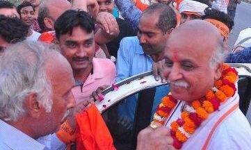 अयोध्या: पुलिस और प्रवीण तोगड़िया समर्थकों के बीच झड़प, हालात बेकाबू अतिरिक्त फ़ोर्स की मांग