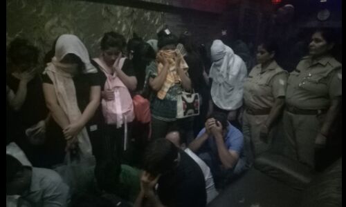 नोएडा एसएसपी के ऑपरेशन क्लीन में मिली बड़ी सफलता, 15 स्पा सेंटरों से 25 लडकियाँ और 10 लडके संदिग्ध सामान समेत गिरफ्तार नोएडा एसएसपी के ऑपरेशन क्लीन में मिली बड़ी सफलता, 15 स्पा सेंटरों से 25 लडकियाँ और 10 लडके संदिग्ध सामान समेत गिरफ्तार