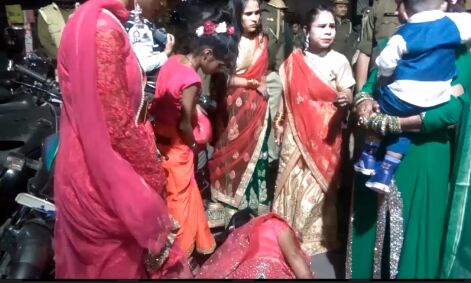 बारात में पहुंची पुलिस और फिर मचा हडकम्प , देखते देखते होने लगी लाठीचार्ज