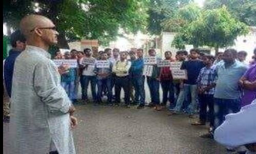 प्रतियोगी परीक्षाओ का परिणाम जारी न होने पर आक्रोशित छात्रों ने किया यूपी लोक सेवा आयोग का घेराव प्रतियोगी परीक्षाओ का परिणाम जारी न होने पर आक्रोशित छात्रों ने किया यूपी लोक सेवा आयोग का घेराव