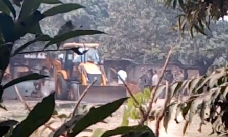 मुंगेर में AK -47 को लेकर पुलिस कर रही है खुदाई, पांच लोग हिरासत में मुंगेर में AK -47 को लेकर पुलिस कर रही है खुदाई, पांच लोग हिरासत में