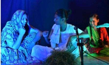 जब दर्शक  प्रेमचंद की कहानी नशा में गए डूब ,आज मुंशी प्रेमचंद के रंग में रंगा  इविवि