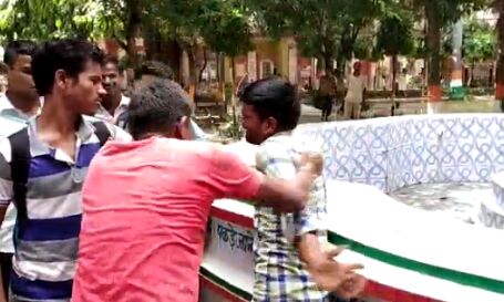 बिजनौर में चोर की लाइव पिटाई