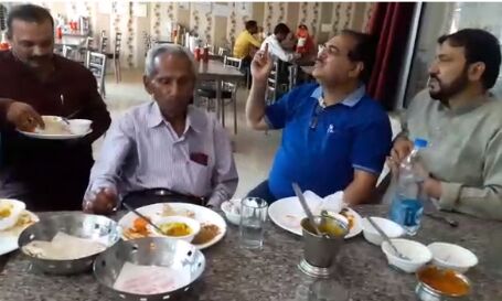 प्रदेश के मुख्यमंत्री योगी के पिता अपने बड़े बेटे की दवा लेने हकीम के यहाँ पहुँचे