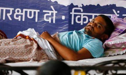 हार्दिक पटेल के अनशन का 12 वां दिन: हार्दिक की तबियत बिगड़ी, वजन हुआ 20 किलो कम, डॉ बोले तुरंत भर्ती करो अस्पताल में! हार्दिक पटेल के अनशन का 12 वां दिन: हार्दिक की तबियत बिगड़ी, वजन हुआ 20 किलो कम, डॉ बोले तुरंत भर्ती करो अस्पताल में!