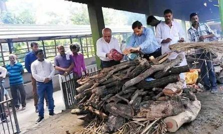 फैजाबाद के जिलाधिकारी डाॅ अनिल कुमार पाठक ने रचा इतिहास,अज्ञात महिला के बेटे का फर्ज निभा मुखाग्नि देकर किया अन्तिम संस्कार